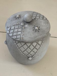 Boîte grise patinée