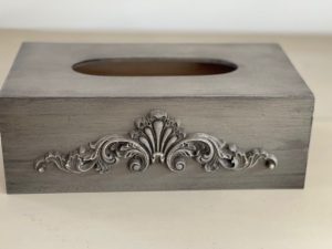 Boîte à mouchoirs patinée grise