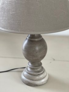 Pied de lampe patiné beige