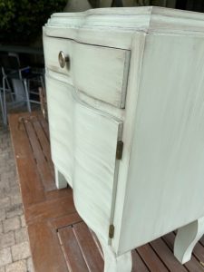 Chevet couleur vert d'eau patiné brun