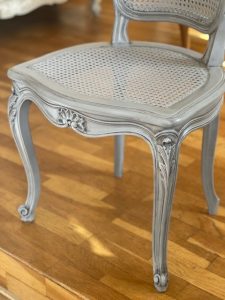 Chaise patinée grise