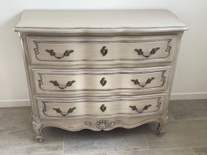 Commode galbée patinée lin