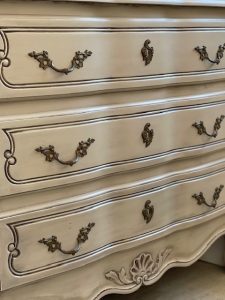 Commode galbée patinée beige