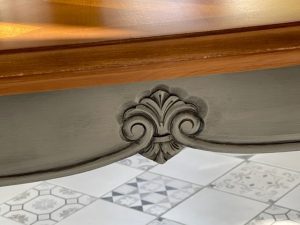 Moulure de table gris et bois patine noire