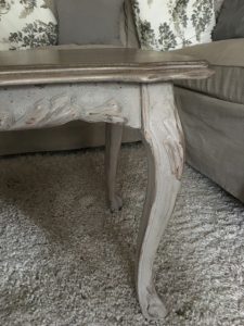Table basse grise et bois effet de matière