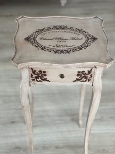 Table de nuit patinée beige