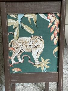 Chevet brun patiné blanc et papier peint jungle