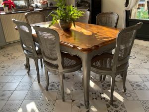 Table & chaises grises patine anthracite