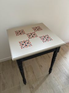 Table carrée décor carreaux de ciment