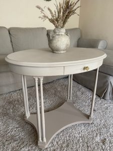 Table d'appoint patinée beige