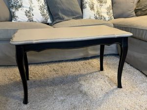 Table basse noire et beige