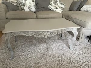 Table basse romantique grise