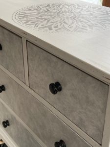 Commode blanche et grise