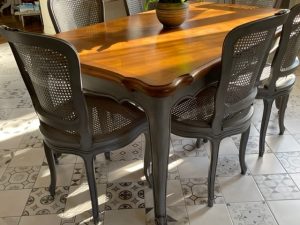 Table & chaises bois et gris patiné