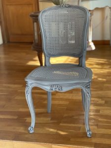 Chaise grise patinée