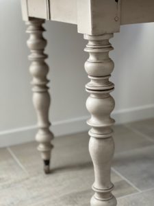 Pieds de table patinés beige