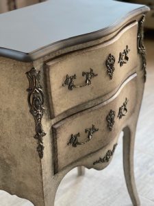 Commode galbée patinée