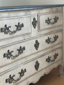 Commode patinée à l'ancienne