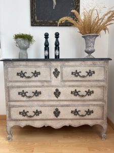 Commode patinée italienne