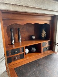 Secrétaire patiné bois, noir & cuivre