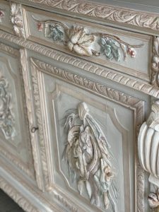 Buffet peint et patiné