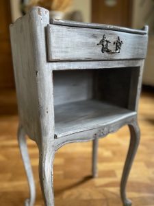 Chevet peinture caséine